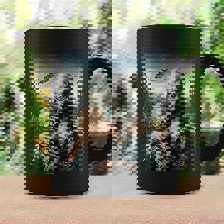 エイリアンホールディングヒューマンベイビーufo地球外接触tシャツ コーヒーマグ ギフトのアイデア