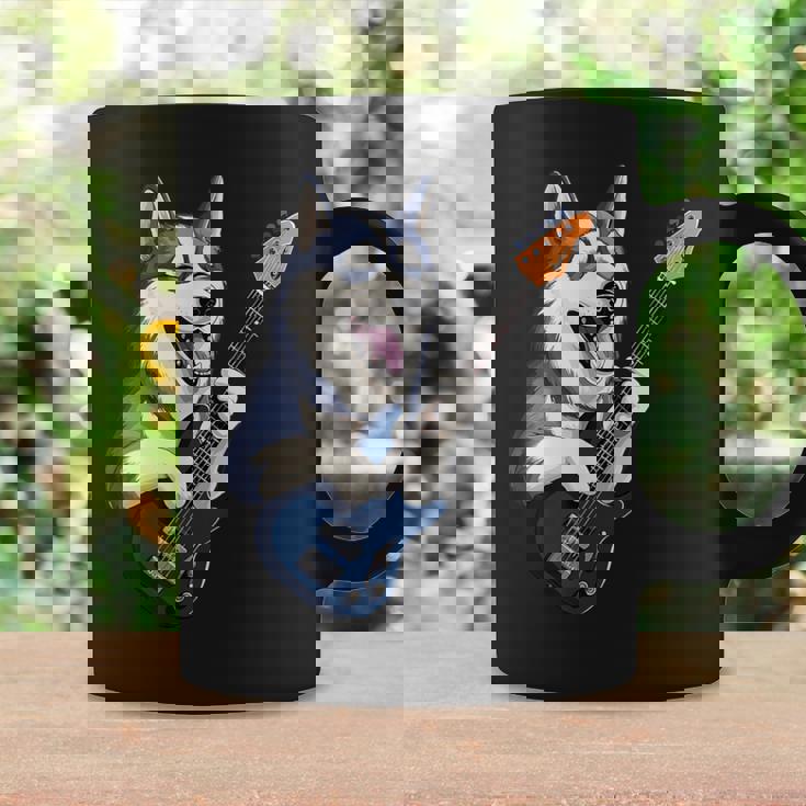 エレキギターを弾く面白いシベリアンハスキー犬ミュージシャン コーヒーマグ ギフトのアイデア