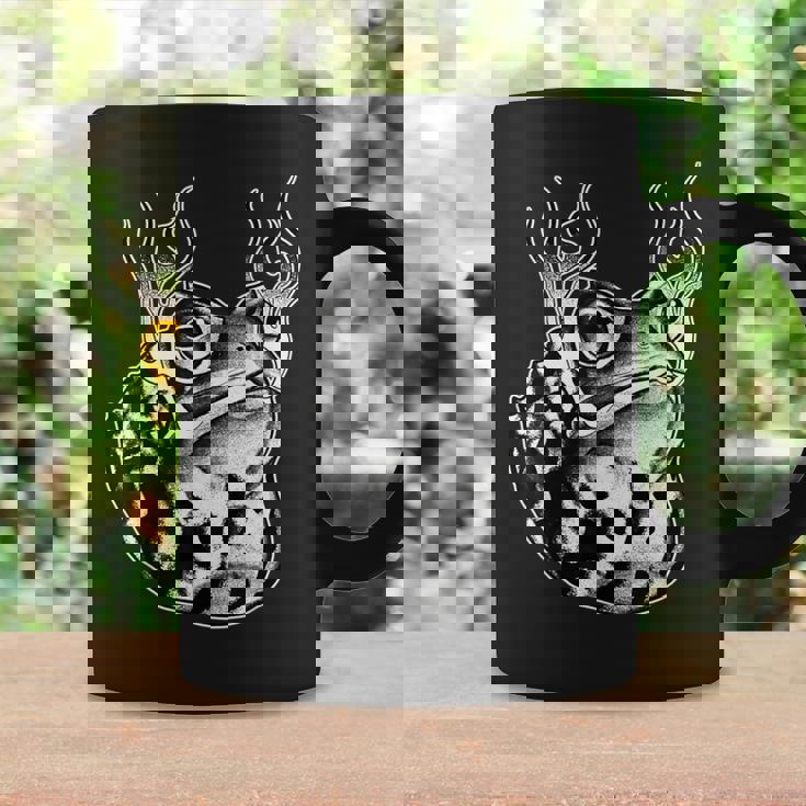 カエル ウシガエル ヒキガエル 炎 ブラックワーク コーヒーマグ ギフトのアイデア