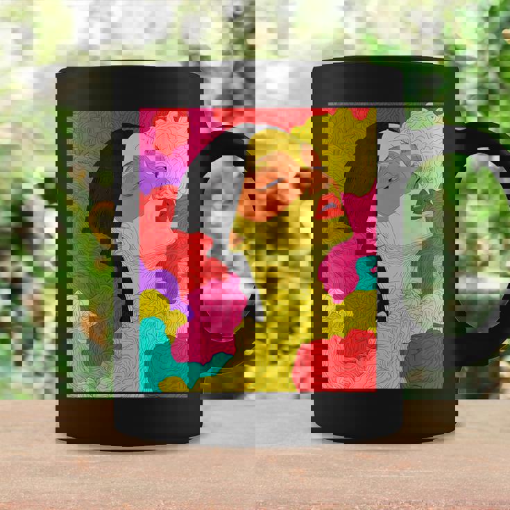 カラフルなドリームスケープ – シュールな顔と抽象的な波 コーヒーマグ ギフトのアイデア