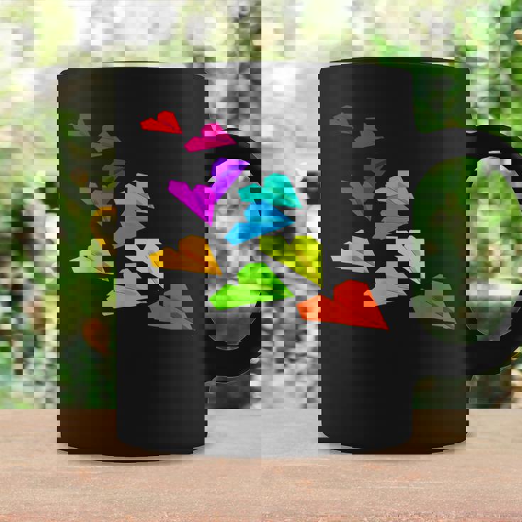 カラフルな紙飛行機デザイン 飛行機愛好家向け コーヒーマグ ギフトのアイデア