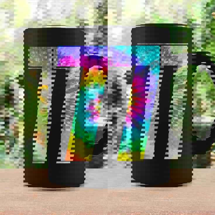 カラフルな絞り染め 77歳の誕生日または77番のチームイベント コーヒーマグ ギフトのアイデア