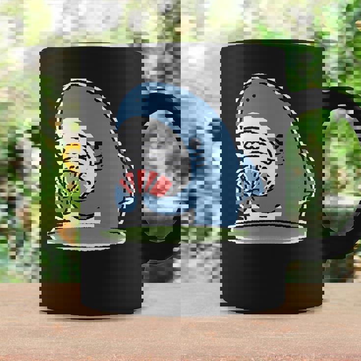 カード遊びをするサメ コーヒーマグ ギフトのアイデア