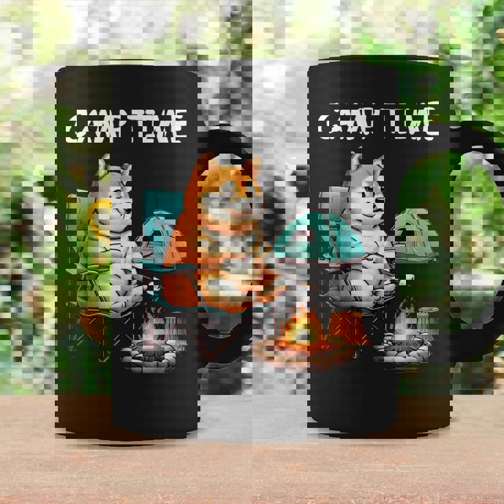 キャンプ Camp Time アウトドア 焚火 おもしろ 犬 柴犬好き 柴犬 名言 文字 面白い ふざけた ネタ コーヒーマグ ギフトのアイデア