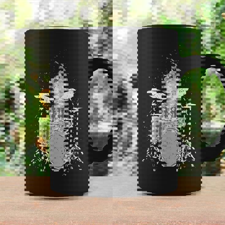 キュートで面白い猫のドラマー ドラムを弾くパンク ロックスター グラフィック コーヒーマグ ギフトのアイデア