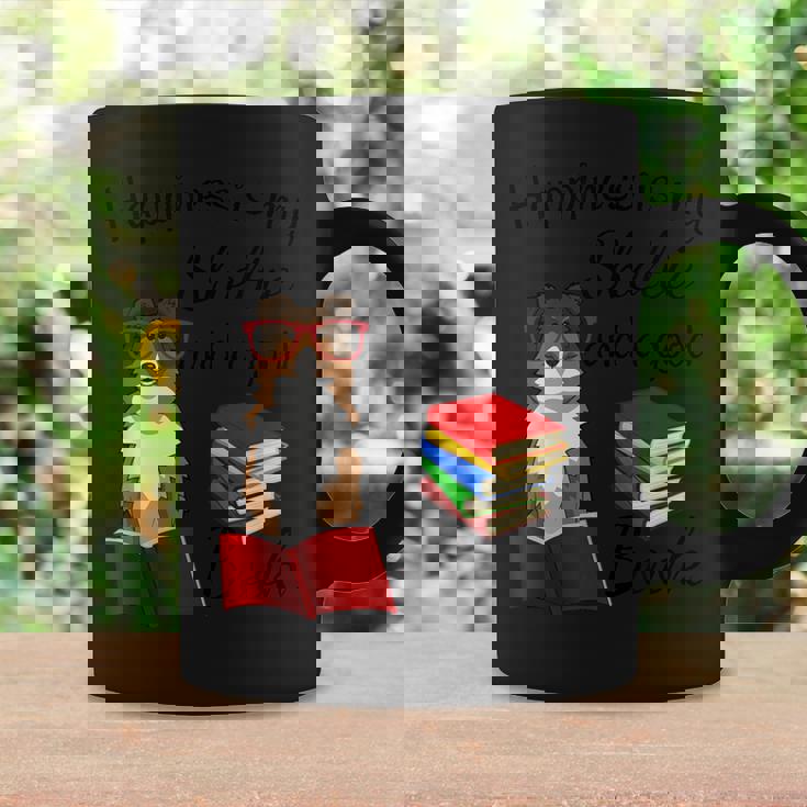 キュート・ハピネス・イズ・シェルティー・アンド・ブックス・シェルティー・マム コーヒーマグ ギフトのアイデア