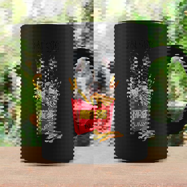 クールなフレンチブルドッグがフライドポテトを食べるグラフィッククールなデザイン。 コーヒーマグ ギフトのアイデア