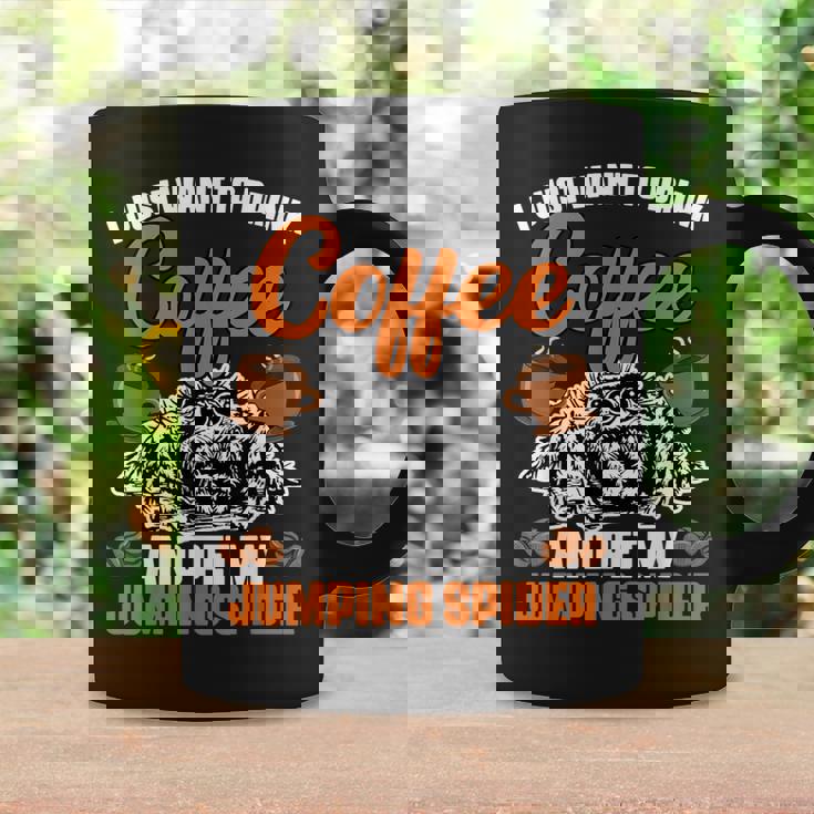 コーヒーを飲んで、面白いハエトリグモを撫でたいだけ コーヒーマグ ギフトのアイデア