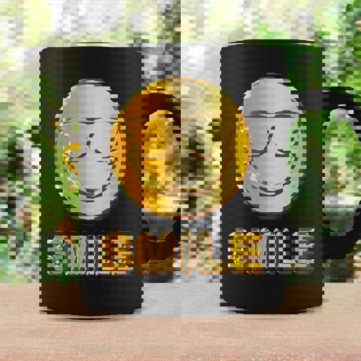 ゴールデン スマイル（フェイク ゴールド風）スマイリー フェイス ニコニコ 笑顔 サングラス 面白い 色 コーヒーマグ ギフトのアイデア