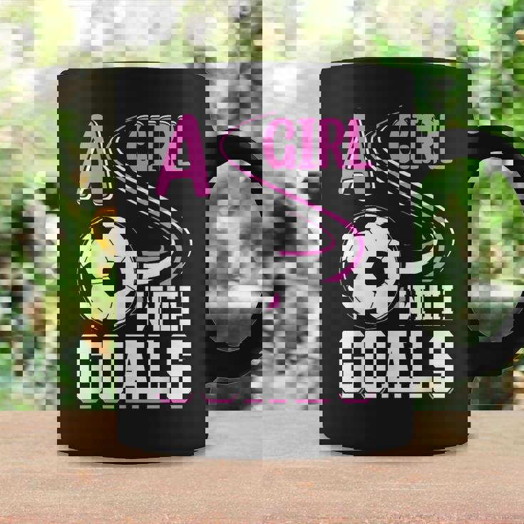 サッカーでゴールを決めた少女 コーヒーマグ ギフトのアイデア