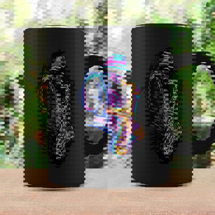 サックス奏者 ジャズ好きのためのカラフルなラインアート コーヒーマグ ギフトのアイデア