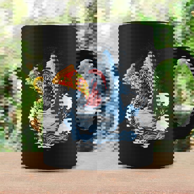 サメが食べるピザ サメグッズ ジョーズ コーヒーマグ ギフトのアイデア