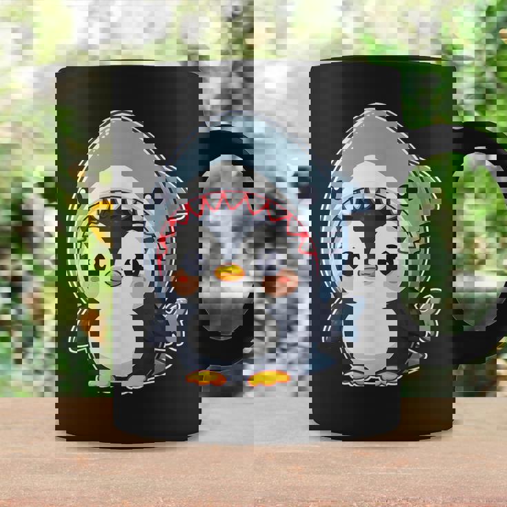 サメのコスチュームを着た面白いペンギン コーヒーマグ ギフトのアイデア