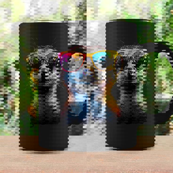 サングラスをかけたミーアキャット カラフルかわいいミーアキャット コーヒーマグ ギフトのアイデア