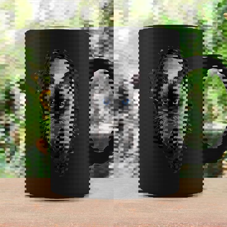 シャム猫が破れた布を突き破り、猫好きに最適です。 コーヒーマグ ギフトのアイデア