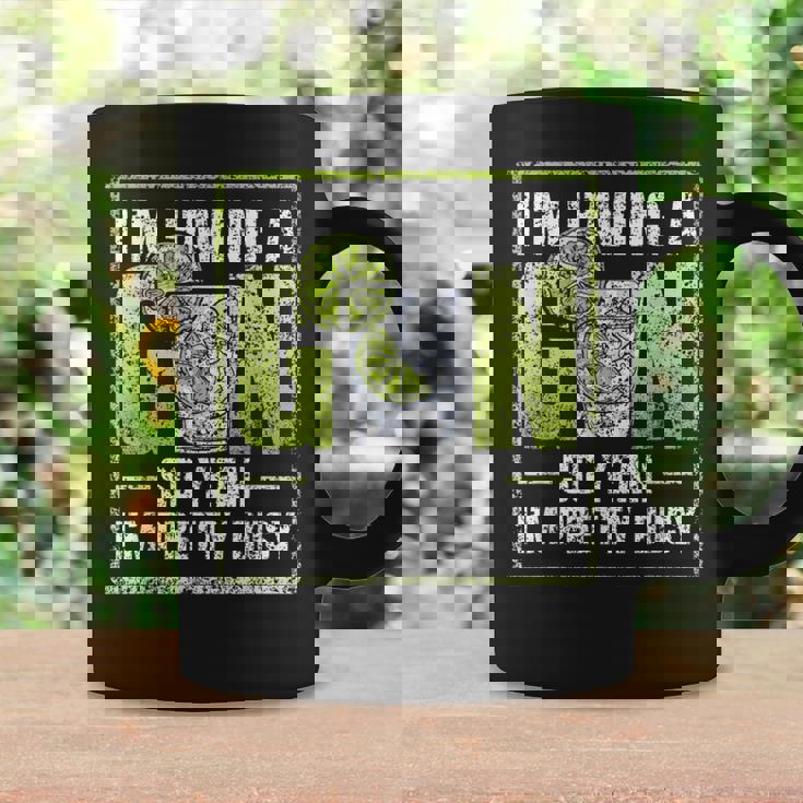 ジンを飲んでるんだ。 恋人 ドリンク ジンズ アルコール ジン コーヒーマグ ギフトのアイデア