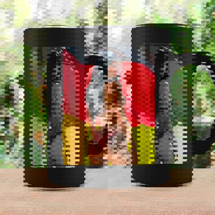 セクシーガールグラフィックtシャツ 「ビキニピンナップガール&ドイツ国旗」 コーヒーマグ ギフトのアイデア