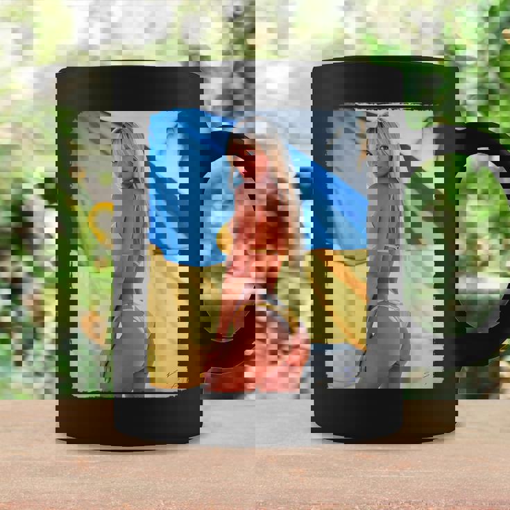 セクシーガールグラフィックtシャツ 「モダンピンナップガール&ウクライナ国旗2」 コーヒーマグ ギフトのアイデア