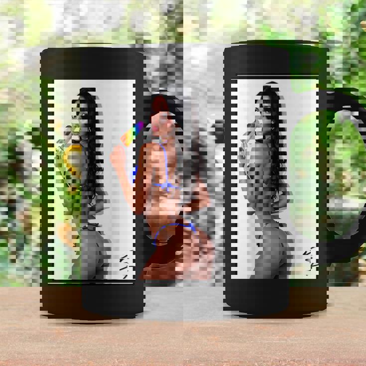 セクシーガールグラフィックtシャツ アイスポップのセクシーなラティーナブーティーガール。 コーヒーマグ ギフトのアイデア