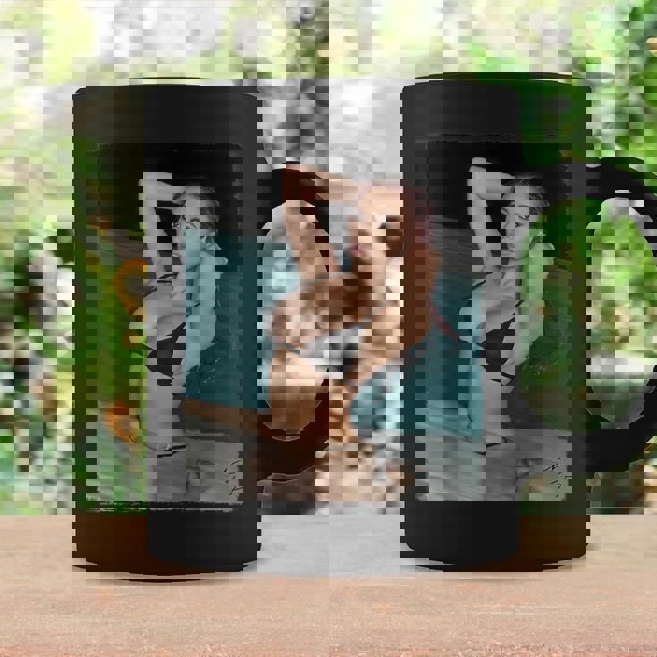 セクシーガールグラフィックtシャツ プールでセクシーなアジアのピンナップガール コーヒーマグ ギフトのアイデア