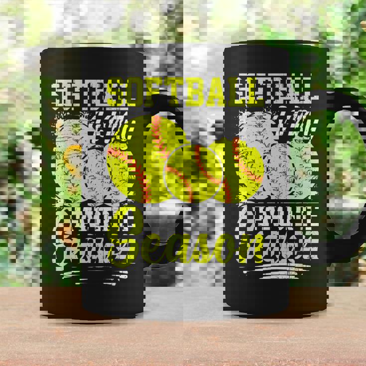 ソフトボールは私の好きな季節の楽しいデザイン。 コーヒーマグ ギフトのアイデア