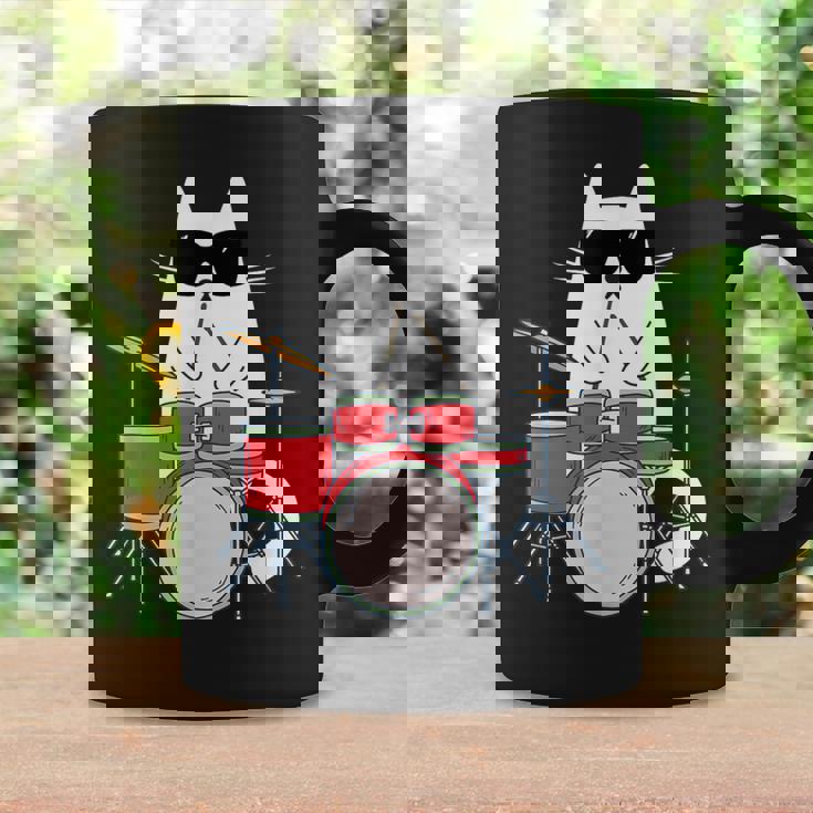 ネコとドラム 猫とサングラス ネコ好き 猫飼い 愛猫家 ドラム ドラムセット バンド ジャズ音楽 ねこ ネコ 猫 コーヒーマグ ギフトのアイデア