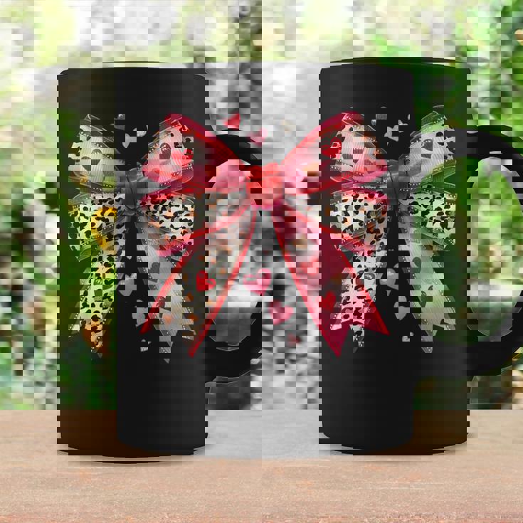 ハート付きピンクヒョウ柄リボン。 コーヒーマグ ギフトのアイデア