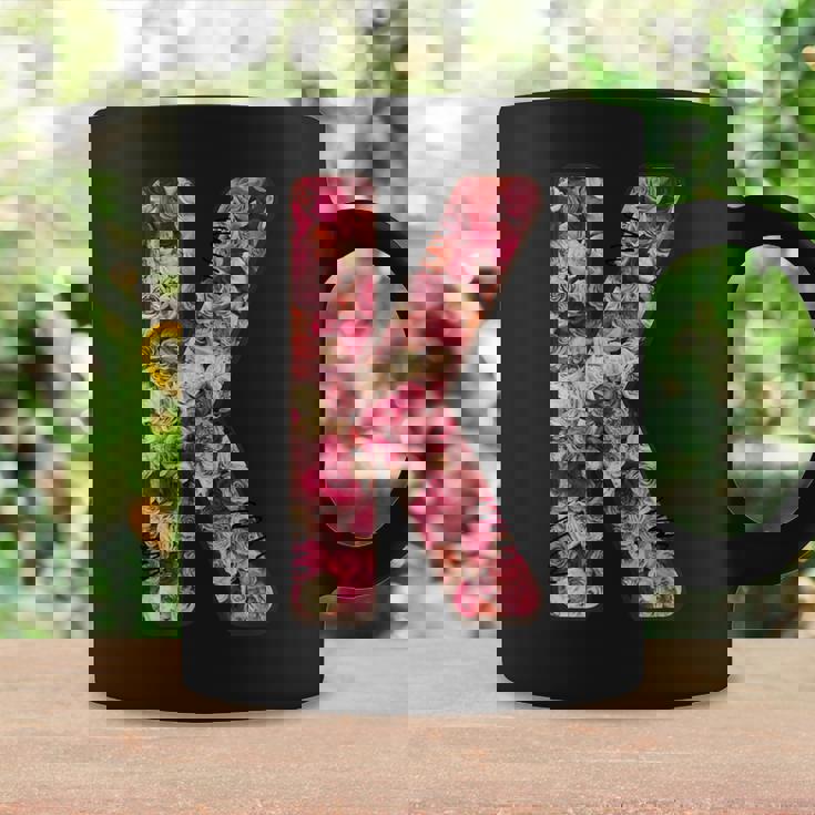 バラ柄のフローラルモノグラムk コーヒーマグ ギフトのアイデア
