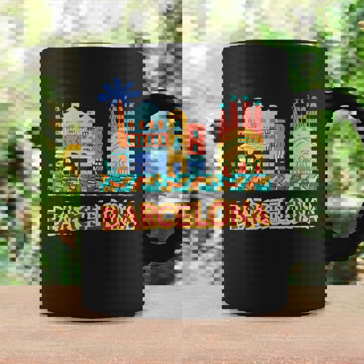 バルセロナの象徴的な建物とサグラダファミリア カラフル コーヒーマグ ギフトのアイデア