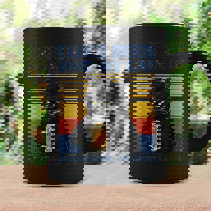 ビール好きで猫が手にビールを飲んでビール友達を応援 コーヒーマグ ギフトのアイデア