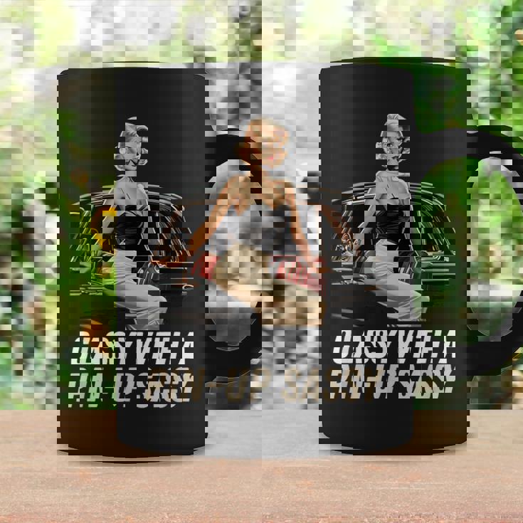 ピンナップガール クラシック オールドカー クラッシー ピンナップ生意気付き コーヒーマグ ギフトのアイデア