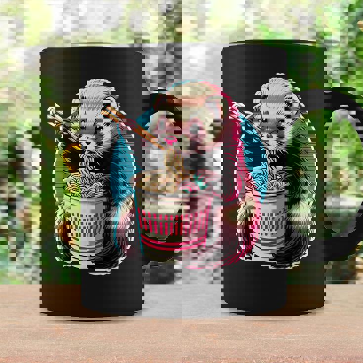 フェレットの飼い主かわいいカワイイアニメフェレットがラーメン丼シャツを食べる コーヒーマグ ギフトのアイデア