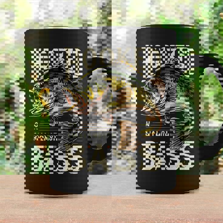 フックオンスモールマウスバスフィッシングシャツ コーヒーマグ ギフトのアイデア