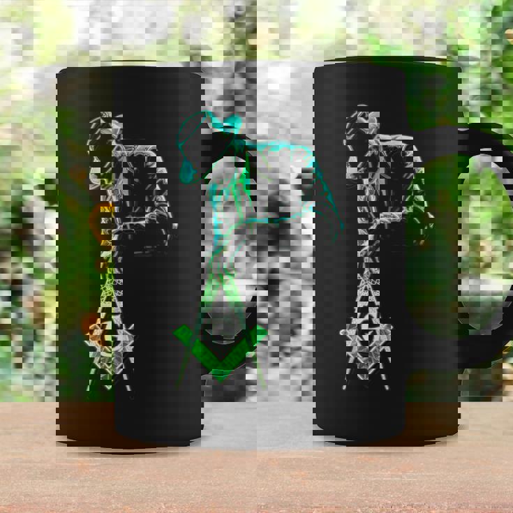 フリーメイソンをテーマにしたフリーメイソンがツールを運びます」S&C コーヒーマグ ギフトのアイデア