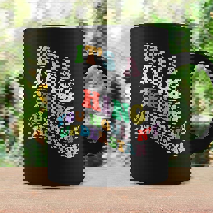 レトロでグルーヴィーなのはカイリーが理解できないもの コーヒーマグ ギフトのアイデア