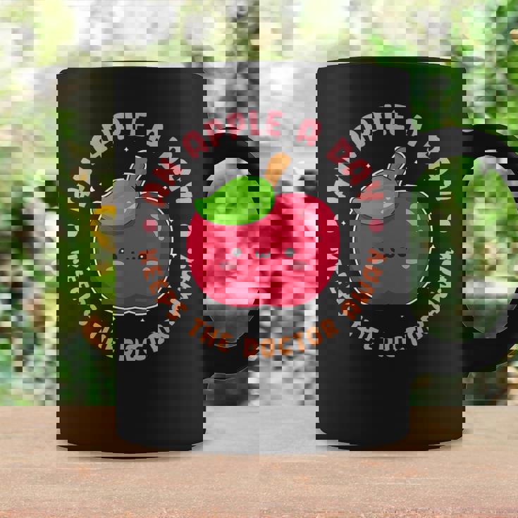 一日のリンゴは医者を遠ざけます コーヒーマグ ギフトのアイデア