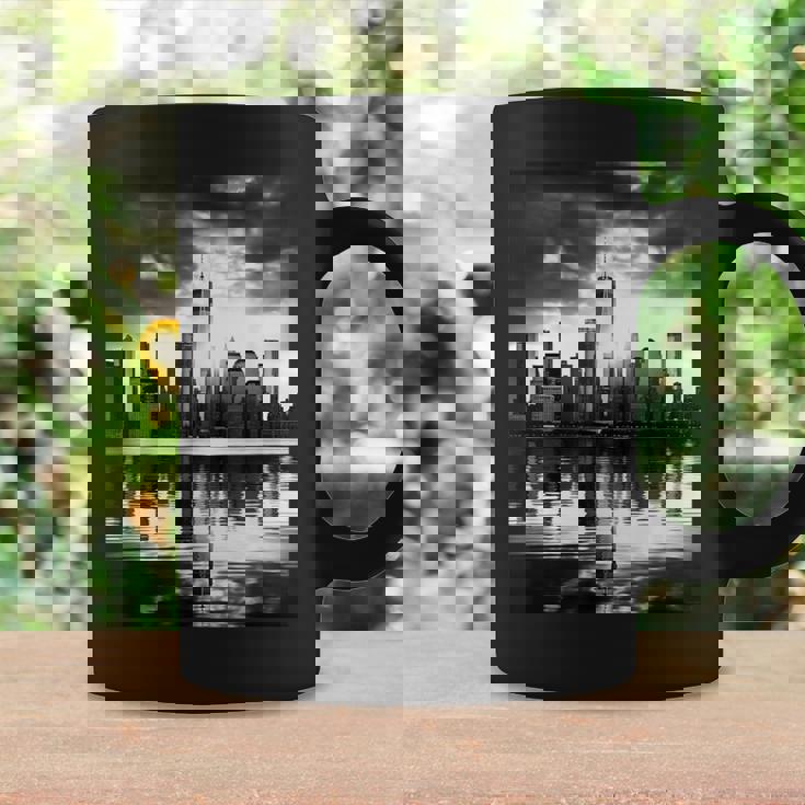 反射写真付き都市のモノクロ写真 コーヒーマグ ギフトのアイデア