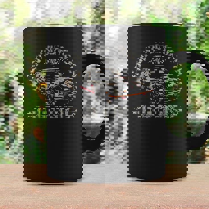 古い車から少し気が散る面白いヴィンテージクラシックカー コーヒーマグ ギフトのアイデア