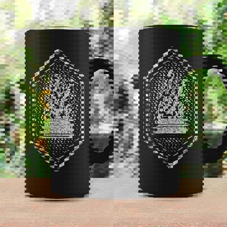 大工のギルドサイン 胸に伝統的な六角形 コーヒーマグ ギフトのアイデア