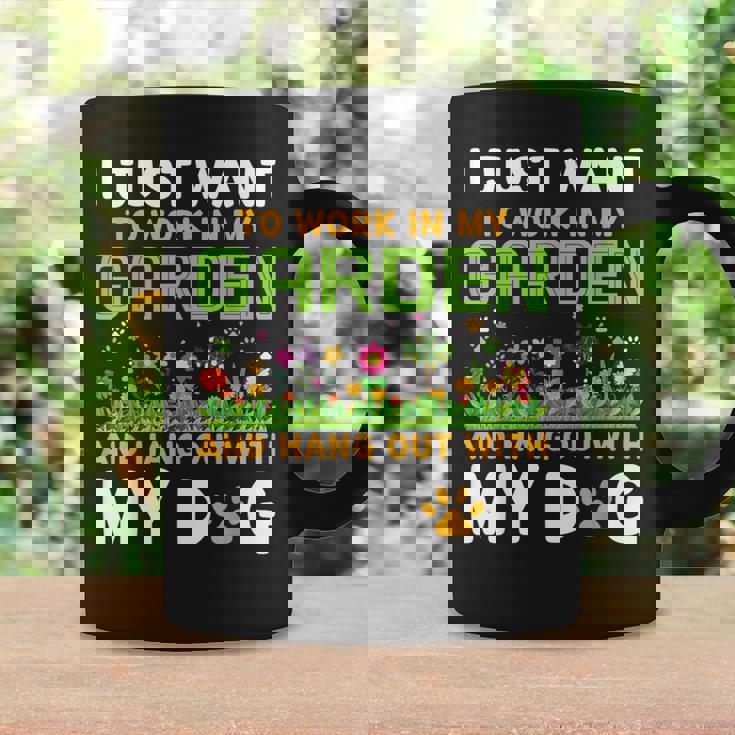 庭で働いて犬とたむろしたい コーヒーマグ ギフトのアイデア