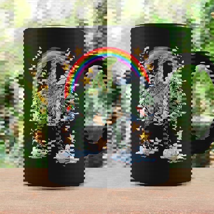 恐竜恐竜に乗る緑のイグアナ コーヒーマグ ギフトのアイデア