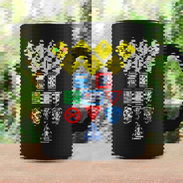 日本の道路標識、日本の交通警告シンボルグラフィック。 コーヒーマグ ギフトのアイデア