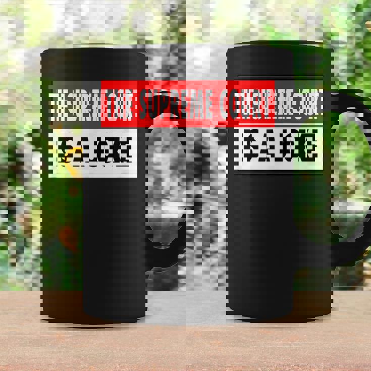 最高裁判所なんて冗談だよ最高に間違ってるシュープリームスのミーム コーヒーマグ ギフトのアイデア