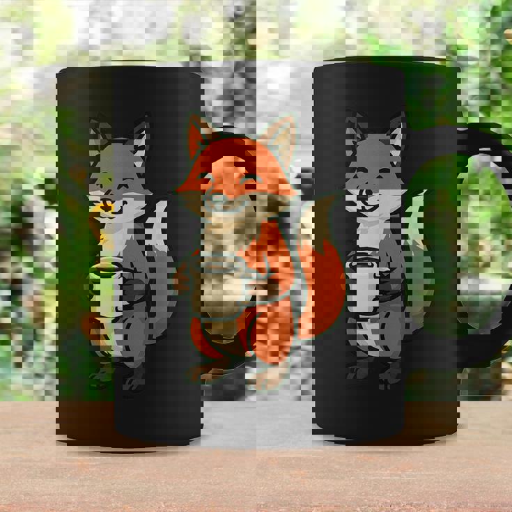 朝のコーヒーを楽しむ居心地の良いキツネ。 コーヒーマグ ギフトのアイデア
