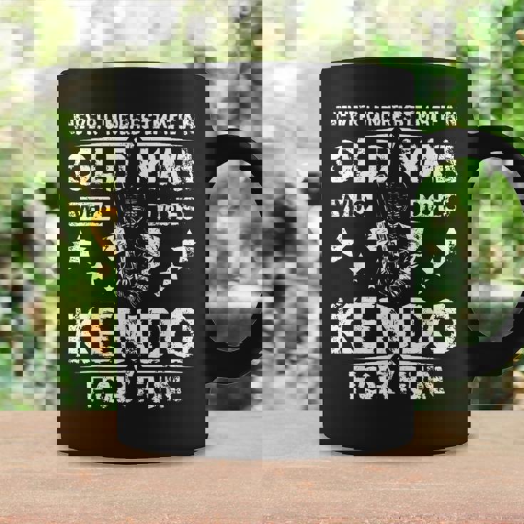 楽しみのために剣道をする老人を決して過小評価しないでください。 コーヒーマグ ギフトのアイデア