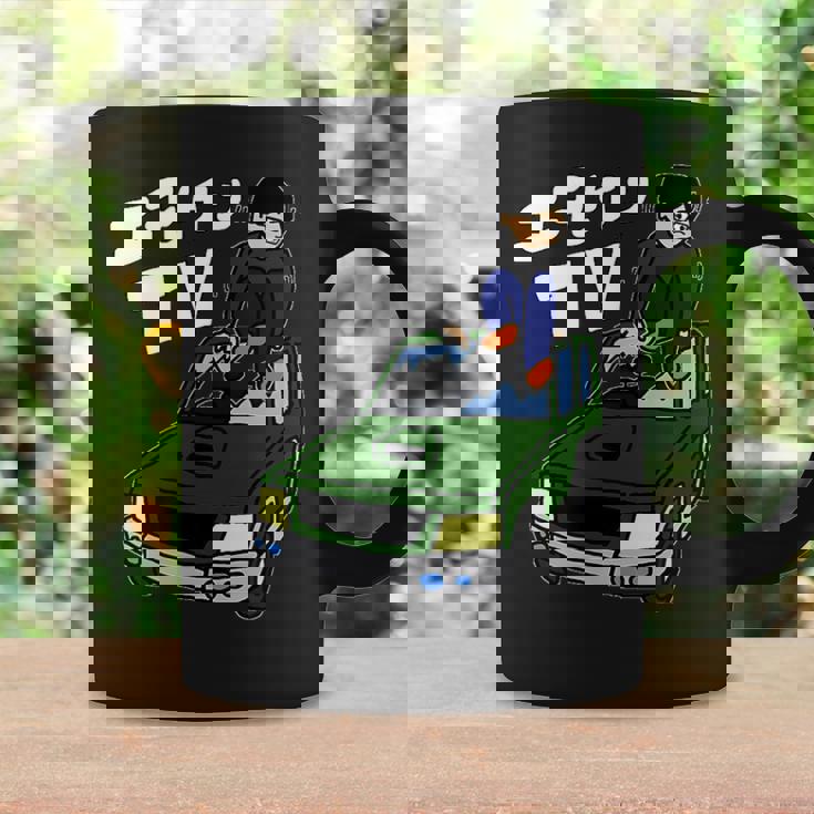 横転した車の屋根を板金するようす コーヒーマグ ギフトのアイデア