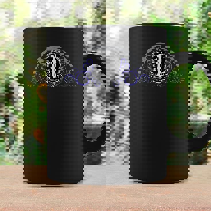 水曜日シリーズ 窓にウェンズデーネバーモアのロゴ。 コーヒーマグ ギフトのアイデア