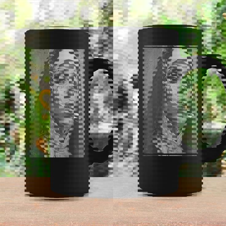 熱い修道女がタバコを吸う、反抗的な修道女 コーヒーマグ ギフトのアイデア