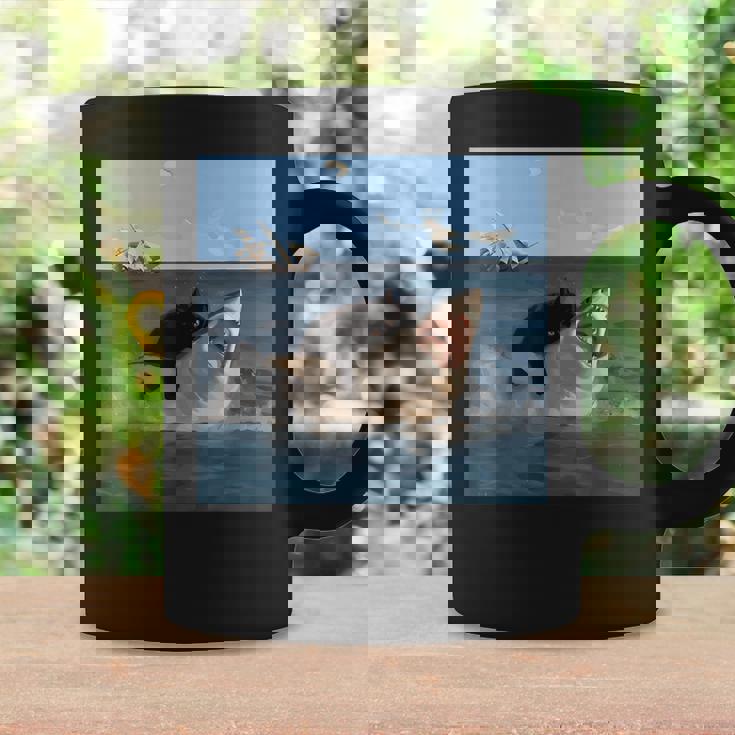 猫を噛むサメの面白いアートと猫好きの面白い猫とサメ。 コーヒーマグ ギフトのアイデア