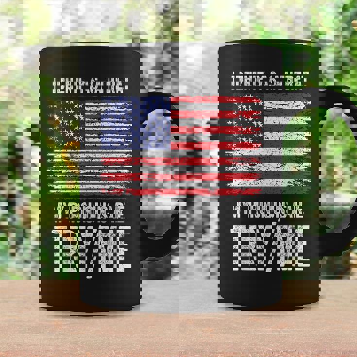 私が脅威だと判断した私の代名詞を試してみる私 コーヒーマグ ギフトのアイデア